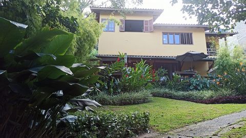 Farm house in the wonderful neighborhood Lagoa da Conceição, just 3 minutes from the center of Lagoa. Ideal for those looking for a house with a lot of nature in the surroundings, a quiet environment, privacy and at the same time close to everything ...
