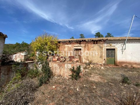 Detached single-storey house to be restored, located in São Brás de Alportel, on a large plot with plenty of privacy. With traditional Algarvian architecture, it has seven rooms, a bathroom, hallway, kitchen, living room and storage room. It is a vil...