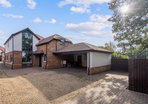 This delightful property is set in an enviable location on Newport Road, just a few minutes walk from the charming village high street of Woburn Sands, with its shops, cafes, restaurants and train station. Milton Keynes Central railway station is les...