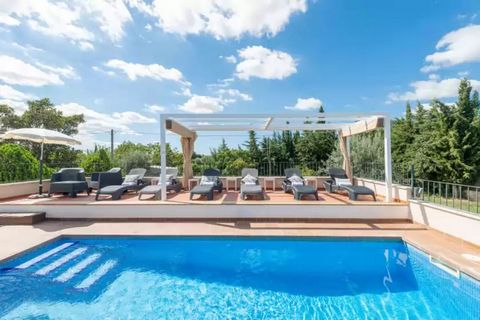 Geniet van de rust van het platteland in deze prachtige villa met privézwembad aan de rand van Lloseta. Het is geschikt voor 6 personen. Buiten deze prachtige villa kunt u heerlijk zwemmen in het privé-chloorzwembad van 8 x 3 meter en met een waterdi...