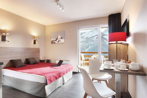 Dit appartement in Pra loup met 2 slaapkamers is geschikt voor een gezin. Résidence Village de Praroustan is een aangenaam vakantieadres voor een ontspannen wintersport- of actieve zomervakantie. Vanaf het balkon of terras kijkt je uit op de bergen w...