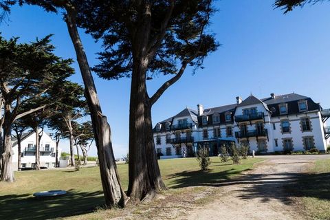 Located in the Valentin Plage residence, this apartment is an ideal location for a successful summer holiday in the so-called ''Côte Sauvage'' near the bay of La Baule. The small, enclosed and green domain (2 ha) consists of a monumental main buildin...