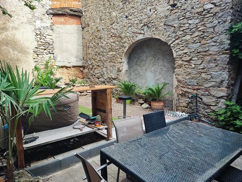 Entre Narbonne et Carcassonne, dans un village du Minervois Maison à finir de rénover avec terrasse, cour de 57 m2 sans vis à vis et garage RDC: Cuisine, salon/ séjour, 1 chambre, salle d'eau + wc, buanderie 1er : 3 chambres, salle d'eau, wc, 2ème : ...