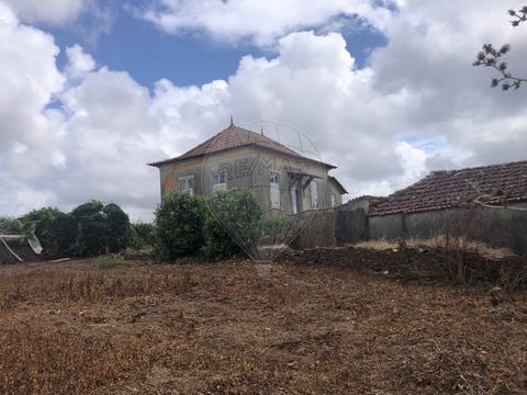 Old house in need of restoration works, with two floors, connected by a granite stone staircase, consisting of a living area, cellar, and warehouses. Outside we have a threshing floor and agricultural land where we can enjoy a leisure area or take th...