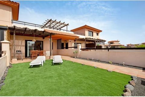 If you are looking for a top quality house with a large garden, community pool, tennis court, in the Origo Mare urbanization, in the Majanicho area in the north of Fuerteventura, one of the best areas of the Canary Islands, both for living or for hol...