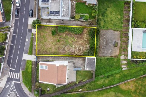 Identificação do imóvel: ZMPT561919 Plot with 530 m2, situated in the parish of Fajã de Baixo, municipality of Ponta Delgada, designated for residential construction. This plot boasts a 16-meter frontage, a ground footprint area of 208 m2, and a gros...