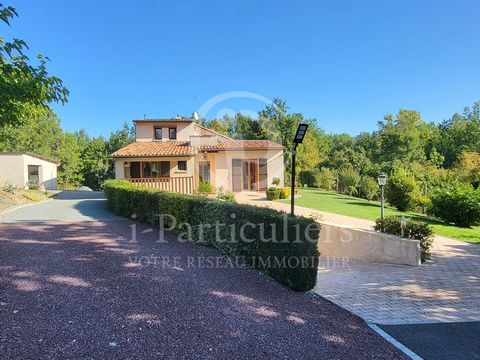 Beautiful spacious and bright architect's house of about 220 m2, located in a very quiet and wooded cul-de-sac in the town of Gageac and Rouillac, 6 km from the train station and local shops (bakery, newsagent, supermarket, post office, butcher, hair...