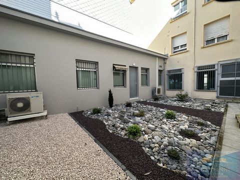 EXCLUSIVE. In the city center of Lourdes, T3 apartment to renovate of 86 m2 located on the 1st floor of the residence, including an entrance, a large kitchen open to the living room, 2 large bedrooms, one of which has bathroom and dressing room, WC, ...