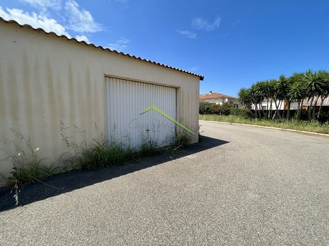 Garage of 23.4m2 fully tiled. Beautiful ceiling height, possibility of mezzanine. Currently rented 108euros / month charges included. Charges: 60euros/year. Land: 134euros.