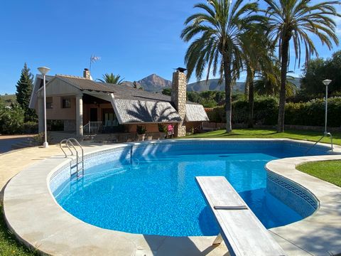 What a beautiful villa this is. Located in the upmarket urbanization of Loma Bada in Petrer and just 25 minutes from Alicante Airport and the beach. This is no ordinary urbanization as it has 24 Hour security and is kept remarkably clean. The propert...