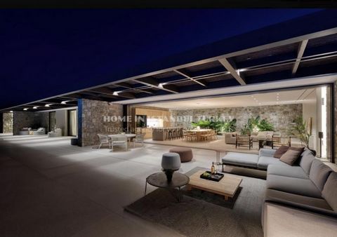 Letar du efter en lyxig och modern villa i Mykonos? Leta inte längre än till denna fantastiska fastighet, som erbjuder den perfekta blandningen av minimalistisk design och naturliga material. Denna villa byggdes 2022 och har ett utmärkt läge bara 200...