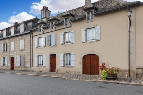 Placed on the edge of the beautiful town of Argentat-sur-Dordogne is this lovely 5 bedroom stone house with garage, small outbuilding and a flat garden of 810m2.  This property has the potential to be a large home with a separate apartment. Approachi...