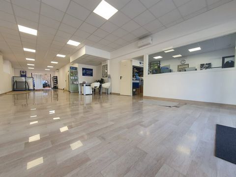 Viterbo (semi-central area) Beautiful commercial space of approximately 130 m2, renovated, with large windows facing the street. The shop enjoys large customizable internal spaces which would also allow the possibility of splitting into two commercia...