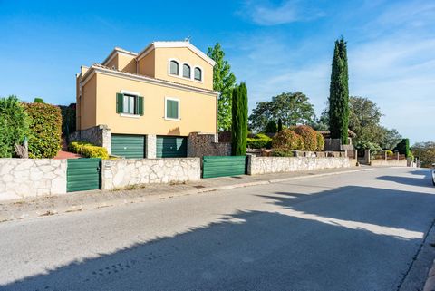 Fantastic detached house of 312 m², built on a plot of 1000m². It consists of three floors, the first and second floors are used as a house with a very large living room overlooking the pool. Very large kitchen with direct access to the garden. 4 bed...