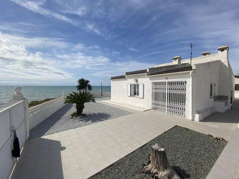 Prächtige und exklusive Villa zum Verkauf direkt am Meer in Alcanar Playa. Das Haupthaus mit einer bebauten Fläche von ca. 100 m2 befindet sich auf einem Grundstück von 448 m2. Das Anwesen verfügt auch über ein Baugrundstück von 749 m2, auf dem Sie e...