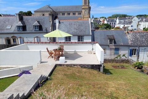 This pretty stone cottage is quietly situated in a narrow lane in the busy, charming fishing port of Audierne. The 40 square meter one-room apartment is recommended to get to know the southern Finistere and the Audiern Bay. A good alternative to a se...