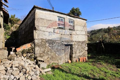 House for restoration of two floors with yard. Inserted in the center of Moimenta. Car access to the property. With local commerce in the vicinity and only 1 hour from the city of Porto. Book your visit! Don't miss the opportunity!