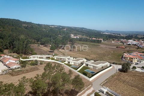 Identificação do imóvel: ZMPT557149 Modern 3-bedroom villa in the 'Nazaré Waves' condominium. An excellent housing development designed for enjoying the countryside but close to the beaches. It is in the initial stages of construction and consists of...