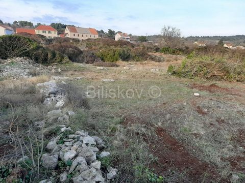 Šolta, Donje selo, agricultural plot of 1060 m2, consisting of three smaller plots. Electricity and water nearby. A request to amend the GUP has been submitted. www.biliskov.com  ID: 13624-1