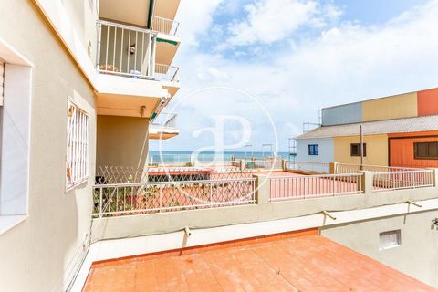 Charming Apartment on the Beachfront near Valencia Located on the picturesque Playa del Rey, in El Mareny de Barraquetes, just 30 minutes from Valencia and 2 km from Sueca, aProperties is pleased to present this magnificent apartment with sea views. ...