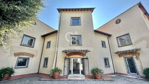 Olgiata, a few steps from the north entrance, Mignanelli Real Estate offers an exclusive real estate compendium consisting of a villa on three levels intended for use as a category C1 commercial space, annex for residential use and a large square for...
