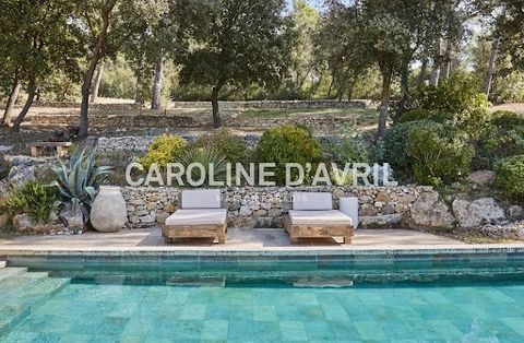 In absolute calm, this house on one level with contemporary looks offers 290m ² of living space, on a charming landscaped plot of 5 500m ². 20 minutes from Aix-en-Provence and a few minutes from a beautiful Provencal village, it is located in a beaut...