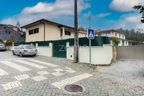 Identificação do imóvel: ZMPT556308 If you like: • Live in a quiet area, but close to a large urban center • Having a garden to enjoy and/or use this outdoor space to build a swimming pool • Having a great patio space • Being close to the main access...