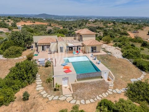 Villa 5 pièces avec 376 m² de surface de construction brute et une piscine à débordement d'eau salée, implantée sur un terrain de 18 320 m², située près du parc naturel de la Ria Formosa en Algarve, à quelques pas de Fuseta (15 minutes à pied). Entiè...