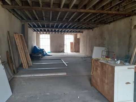 Een grote loft verdeeld over twee niveaus, het eerste niveau van 126 m2 en het tweede van 98 m2 (ongeveer), volledig omgebouwd. Voor liefhebbers van grote open ruimtes, laat je fantasie en creativiteit de vrije loop. Deze majestueuze loft is gelegen ...