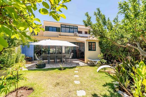 Cette magnifique villa offre une combinaison parfaite de confort, d'espace et de loisirs. Située dans un endroit calme et recherché, cette propriété est idéale pour les familles à la recherche d'une maison confortable avec d'excellents espaces de vie...