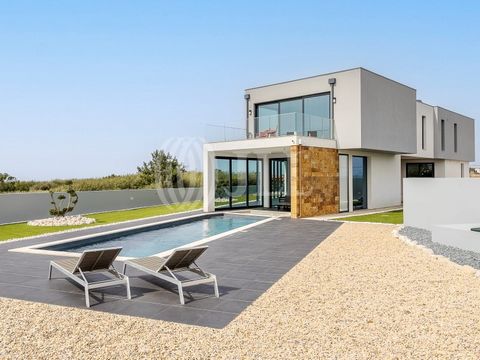 Villa 5 pièces avec 466 m2 de superficie brute de construction, avec jardin, piscine et vue sur la mer, située sur un terrain de 2594 m2, à Caldas da Rainha, Leiria. Elle se compose de quatre chambres et six salles de bains, le rez-de-chaussée offran...