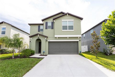 Welcome to Abbott Sqaure where you will find this beautifully built 2-year-old home boasting two stories of living space. This Concord model home features 6 bedrooms, 3 bathrooms and 2580sqft, perfect for the growing family. The first floor features ...
