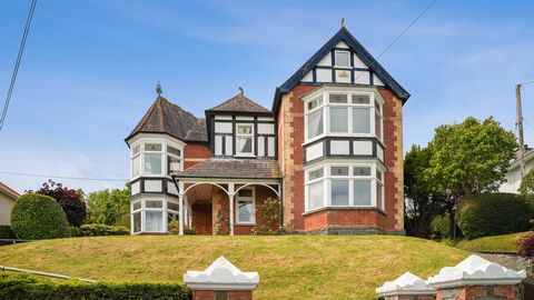 Sea Views. Exceptional 3/4 bedroom Edwardian Detached Residence in a Coveted Location - This magnificent home, a rare landmark listing in this area, showcases classic Edwardian architecture, complete with distinctive corner turret windows and a wealt...
