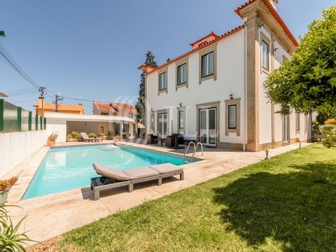 Villa 5 pièces avec une surface brute de 580 m², une piscine d'eau salée avec une couverture gonflable, un jardin, un garage fermé pour deux voitures et un espace de stationnement couvert supplémentaire, située sur un terrain de 741 m² à Meadela, Via...