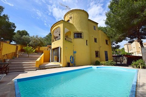 Grande villa con 6 camere da letto e piscina vicino a Villamartín. Grande villa indipendente con 6 camere e 3 bagni sviluppata su tre piani su un terreno paesaggistico di 800 m2, con parcheggio in giardino e piscina privata. La casa viene venduta arr...