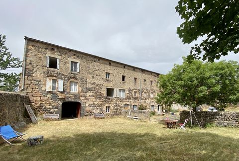 Dans le charmant village de SAINT-HAON, laissez-vous séduire par cette propriété en pierres du XVIIIème siècle. En partie rénovée en chambre d'hotes, elle comprend au rez-de-chaussée : un appartement de type 3 puis une salle de réception d'environ 64...