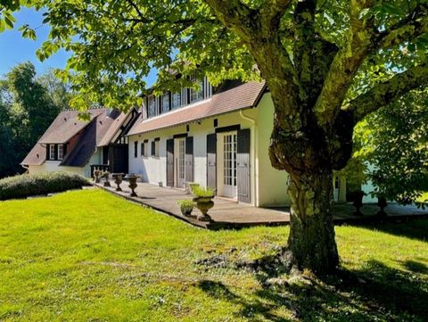 Bienvenue à quelques minutes de Pont l'Evêque, une charmante commune normande nichée à proximité de Deauville. Nous sommes ravis de vous présenter cette magnifique maison familiale, idéale pour une résidence secondaire en plein cur de la pittoresque ...