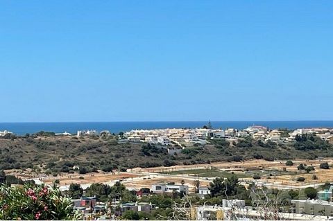 Terrain de 3540m2 situé sur une colline à Cerro da Piedade, avec une vue impressionnante sur la marina d'Albufeira et la mer. La propriété appartient au PUCA (plan d'urbanisme de la ville d'Albufeira) et il est possible de construire 10 villas jumelé...