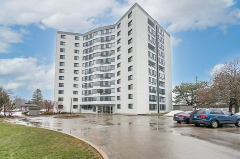 Willkommen in der Glen Royal Penthouse-Suite. Mit drei geräumigen Schlafzimmern und zwei Vollbädern verfügt diese Einheit über ein einzigartiges Layout mit weitem Blick auf die Stadt. Die Küche verfügt über Ahornschränke, Arbeitsplatten aus schwarzem...