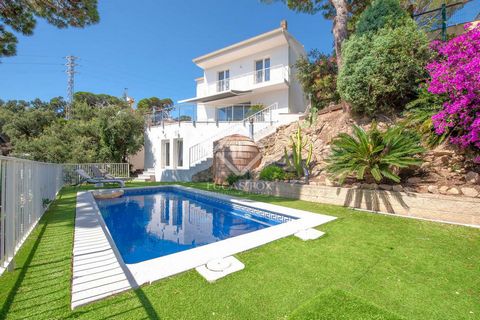 Lucas Fox presents this elegant villa with fabulous unobstructed views of the sea from almost all of its rooms. The property is newly renovated in a modern Scandinavian style with high-end materials. It is located in a quiet area just a few minutes f...