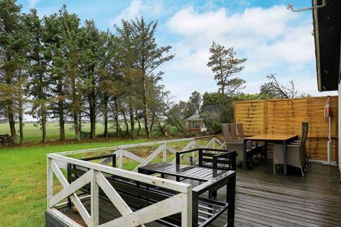 Ruhig gelegenes Ferienhaus mit kleinem Blick zum Ringkøbing Fjord von der Holzterrasse des Hauses. Das Ferienhaus hat 2023 eine neue Fassade bekommen und wird im Laufe der Saison schwarz gestrichen. Um das herum wurde neue Lampen installiert. Eine be...