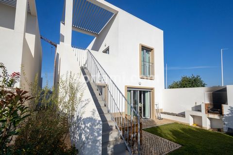 Fantastique villa de trois chambres à Vilamoura ! Avec un design moderne et fonctionnel, chaque détail de cette villa a été soigneusement planifié, les grands espaces lumineux et les finitions de haute qualité créent un environnement accueillant et s...