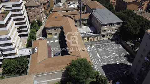 Bologna - Bolognina - via Albani Approximately 9000 m2 - Building - Good Profitability - Parking Area In an area convenient to the historic center and a few steps from the Central High Speed Station, in an area well served and connected to the most i...