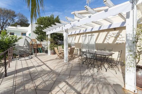 A l'extérieur de cette magnifique propriété, vous trouverez une piscine de 10x7m idéale pour vous rafraîchir après un bain de soleil sur les chaises longues de la fantastique terrasse à votre disposition. Jouez avec les plus petits dans l'espace enfa...