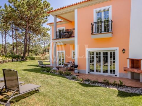 Villa 4 pièces de 201 m² de surface brute de construction dans la copropriété privée de Vila dos Príncipes, dans le complexe de Praia D'el Rey, Óbidos. La maison de ville, répartie sur 2 étages, comprend un rez-de-chaussée avec un salon avec cheminée...