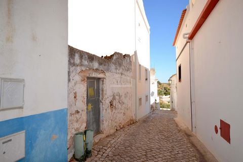 Located in Loulé. An old property with interesting construction possibilities as it is split over two different levels (with separate access from two cobbled streets), creating a number of possibilities for the design of it´s future recuperation. Acc...