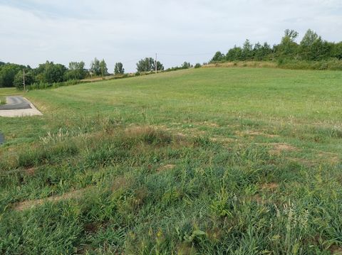 Dieses 525 m2 große Grundstück in ruhiger und erholsamer Lage wird Sie mit seiner Lage in der Nähe aller Annehmlichkeiten (1 Minute zu Fuß) verführen: Supermarkt, Mediathek, Ärztezentrum, Bar, Pizzeria und der schnellen Anbindung an Montauban, das 10...