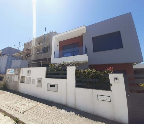 The residence located in Fonte Boa da Brincosa, Ericeira, offers a unique living experience, combining comfort and proximity to nature. With a privileged location, just minutes away from the region's famous beaches, this home is ideal for sun, surf, ...