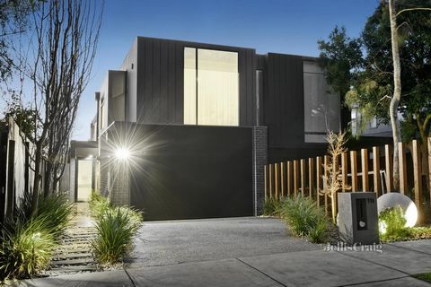 Déclarations d’intérêt Une vitrine inégalée de sophistication raffinée, de finitions design et de vie au bord de la piscine, cette sensation contemporaine de pointe de 4 chambres + bureau 2 salles de bains est à l’avant-garde du luxe nécessitant peu ...