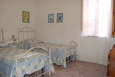 Casa vacanze in Sardegna, 4 posti letto, tutti i comfort, ampio giardino, piscina con terrazza panoramica, zona barbecue, parco giochi, parcheggio, a 800 metri dal mare.